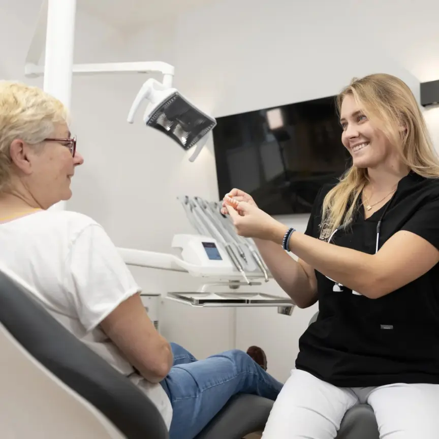 Zahnarzt Bad Oldesloe: Behandlerin bei der Untersuchung einer Patientin im Behandlungszimmer an der Königstraße